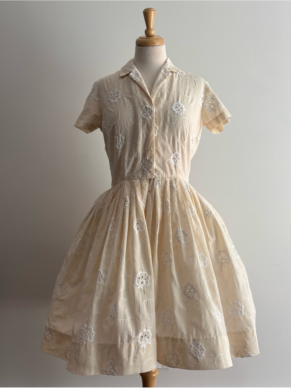 Vintage 1950s JERRY GILDEN Cream & White Eyelet Chainstitch Floral Dress